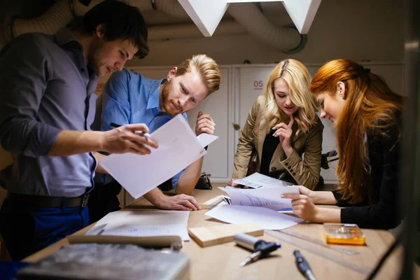 Team Arbeitet Gemeinsam Projekt Und Tauscht Ideen Workshop Aus — Stockfoto