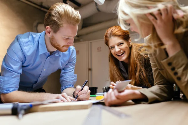 Team Arbeitet Gemeinsam Projekt Und Tauscht Ideen Workshop Aus — Stockfoto