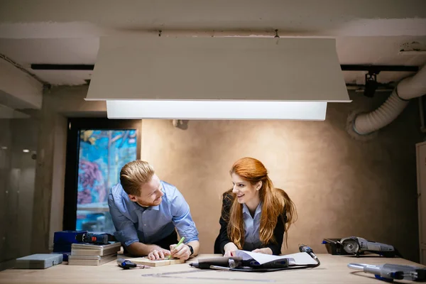 Diseñadores creativos trabajando en taller — Foto de Stock