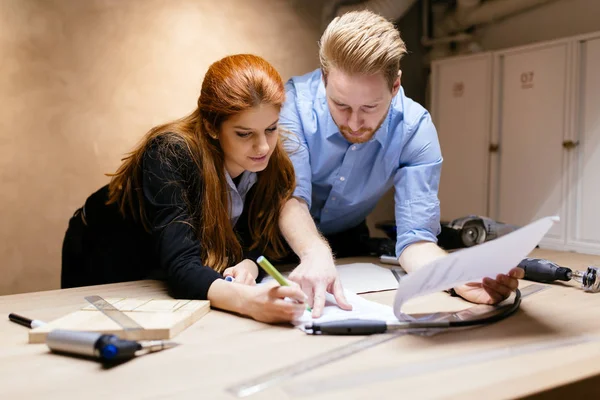 Designers criativos trabalhando em oficina — Fotografia de Stock