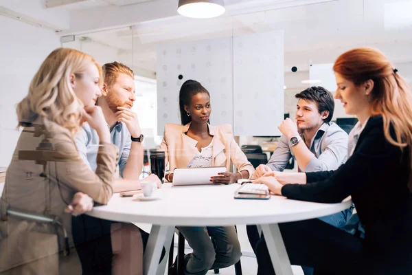 Reunião Placa Dos Povos Negócio Escritório Moderno Sentar Mesa Redonda — Fotografia de Stock