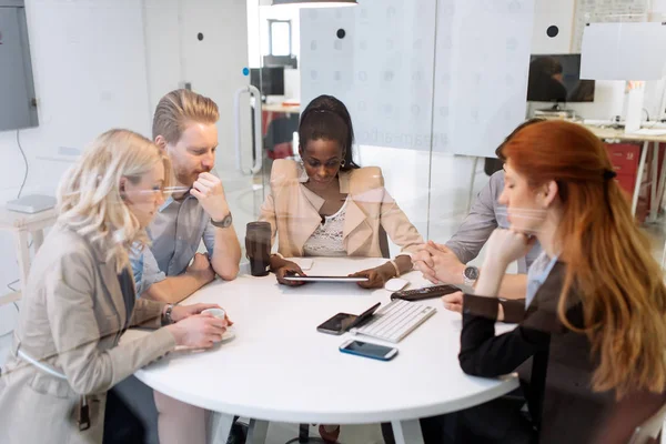 Zakenmensen Bestuursvergadering Modern Kantoor Tijdens Het Zitten Aan Ronde Tafel — Stockfoto