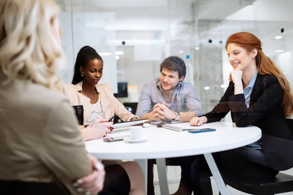 Grupo Empresários Sentados Mesa Discutindo Novas Ideias — Fotografia de Stock