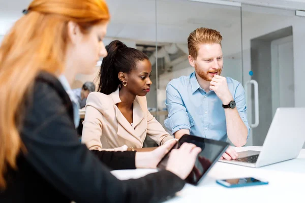 Gente Inteligente Negocios Que Trabaja Oficinas Modernas — Foto de Stock