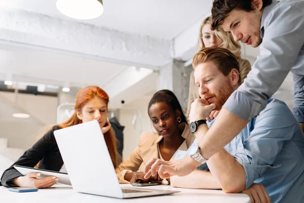 Kreative Geschäftsleute Und Designer Brainstorming Einem Modernen Büro — Stockfoto