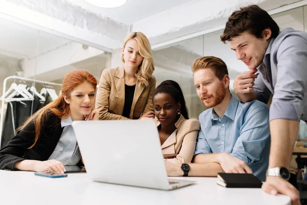 Hommes Affaires Travaillant Dans Bureau Moderne — Photo