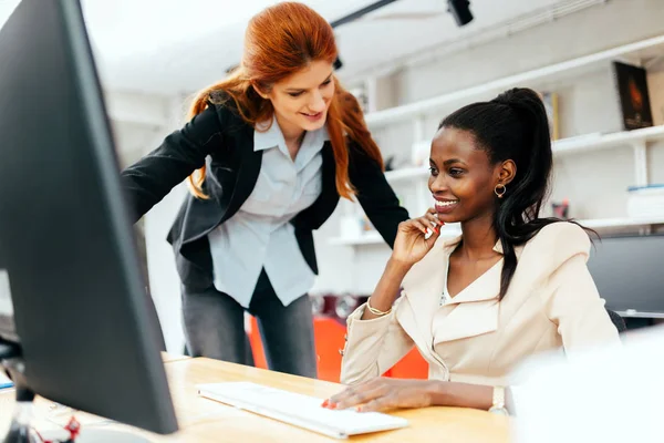 Busiensswoman Consulenza Collega Carica Durante Lavoro — Foto Stock