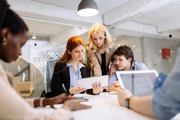 Entrepreneurs Créatifs Designers Brainstorming Dans Bureau Moderne — Photo