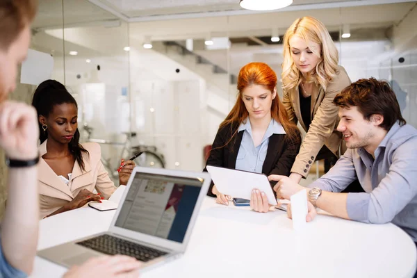 Grupo Empresarios Que Trabajan Oficina Discuten Nuevas Ideas — Foto de Stock