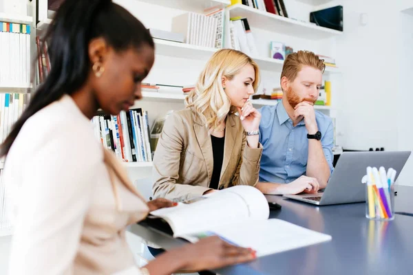 Personnes Multiethniques Travaillant Dans Bureau Moderne Bien Équipé — Photo