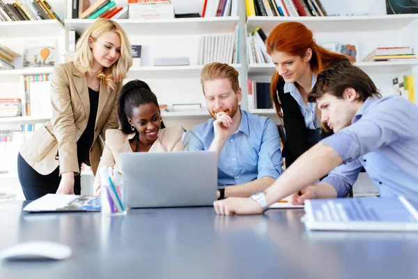 Multiethnische Menschen Die Modernen Gut Ausgestatteten Büros Arbeiten — Stockfoto