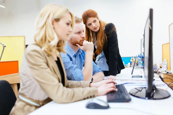 Företag som samarbetar i office — Stockfoto