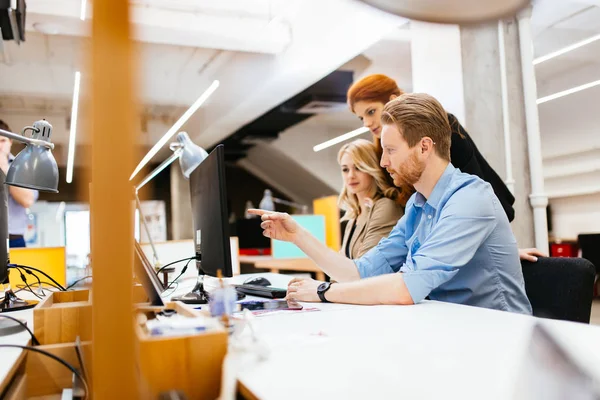 Företag som samarbetar i office — Stockfoto