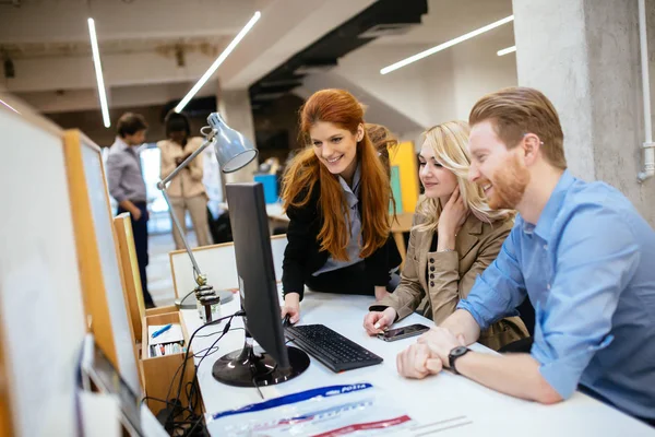 Företag som samarbetar i office — Stockfoto