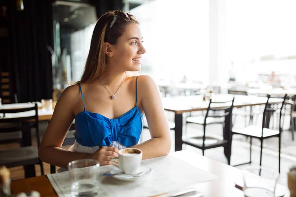 Mooie Jonge Leuke Vrouw Koffie Drinken Restaurant — Stockfoto