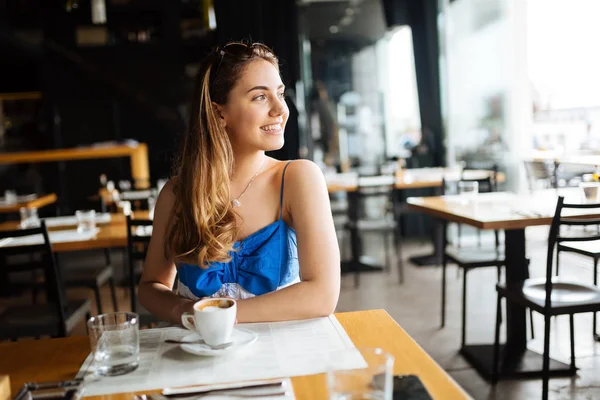 Hermosa Joven Bebiendo Café Restaurante —  Fotos de Stock