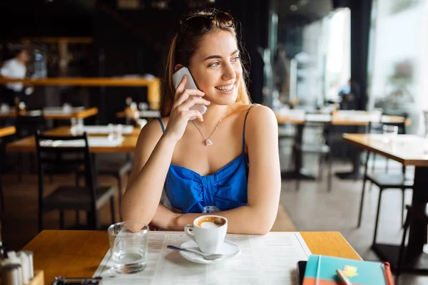 Vacker Kvinna Café Prata Telefon — Stockfoto