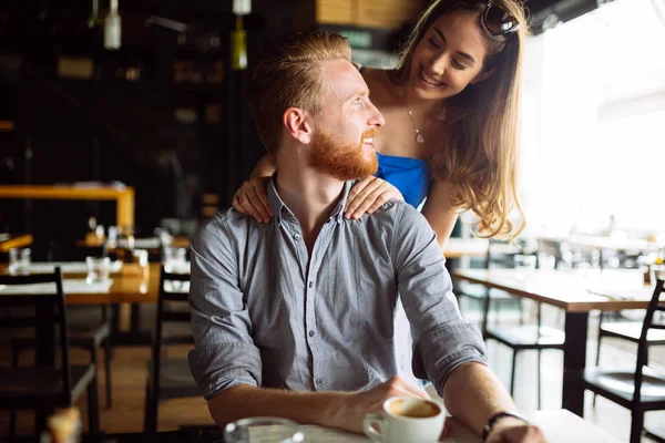 Hermoso Hombre Mujer Coquetear Cafetería —  Fotos de Stock