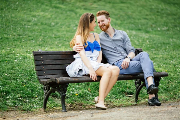 Romantic Couple Park Sitting Bench — Stock Photo, Image