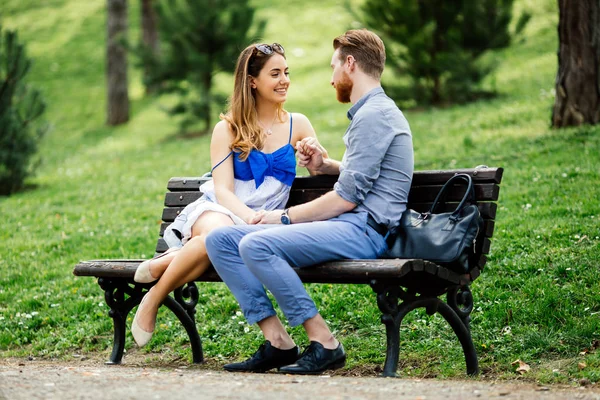 Romantiska Par Park Sitter Bänk — Stockfoto