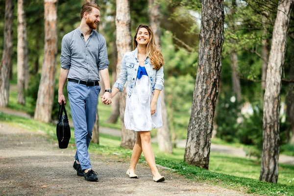 Gyönyörű Pár Kötés Mellett Gyaloglás Ban Park — Stock Fotó