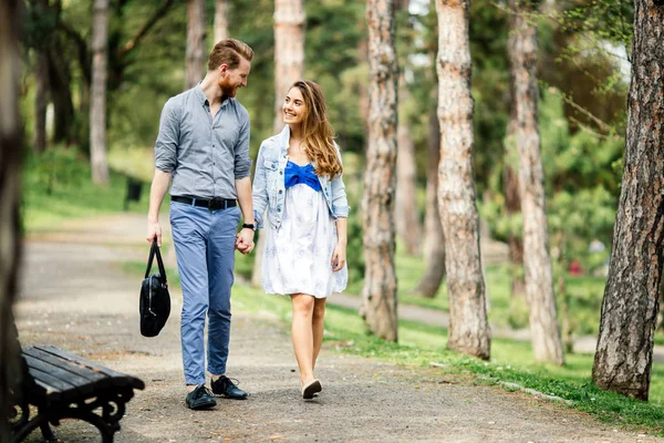 市の公園で 散歩をして美しいカップル — ストック写真