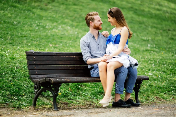 Pareja Enamorada Pasando Tiempo Naturaleza Banco Del Parque —  Fotos de Stock