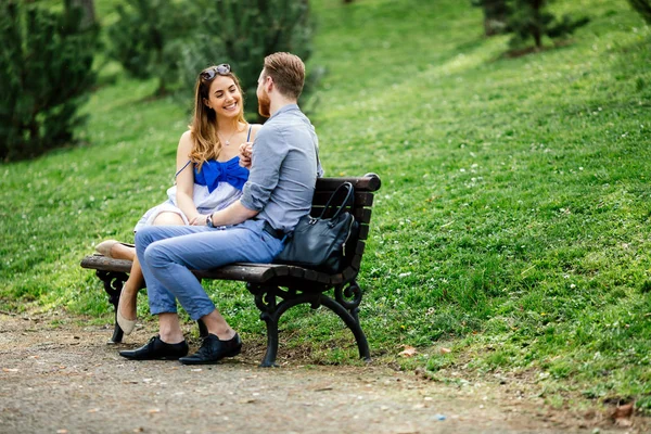 公園のベンチに自然に時間を費やすの愛のカップル — ストック写真