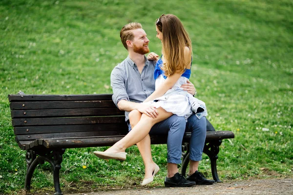 公園のベンチに座って愛のロマンチックなカップル — ストック写真