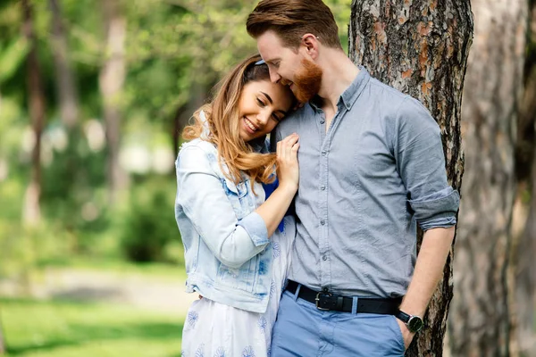 Couple Sharing Emotions Outdoor Green City Park — Stock Photo, Image