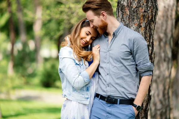 Pár Sdílení Emocí Venkovní Zelené Městský Park — Stock fotografie