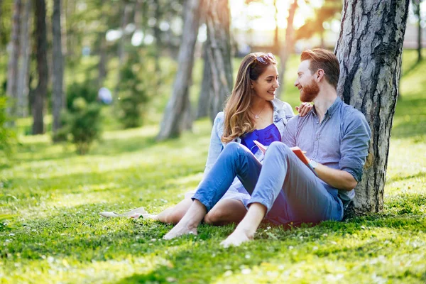 Carino Uni Studenti Studiare Insieme Nella Natura — Foto Stock