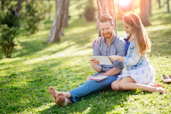 Carino Studenti Universitari Che Studiano Flirtano Nel Parco — Foto Stock