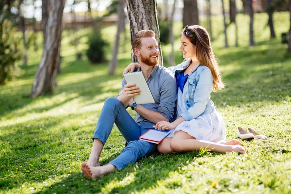 Eğitim ve parkta flört şirin üniversite öğrencileri