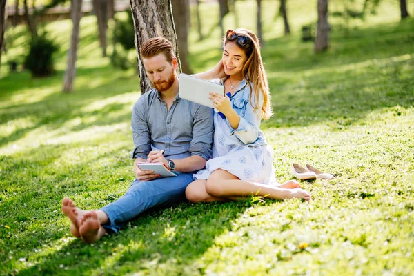 Hermosa Pareja Estudiando Juntos Para Los Exámenes Naturaleza —  Fotos de Stock