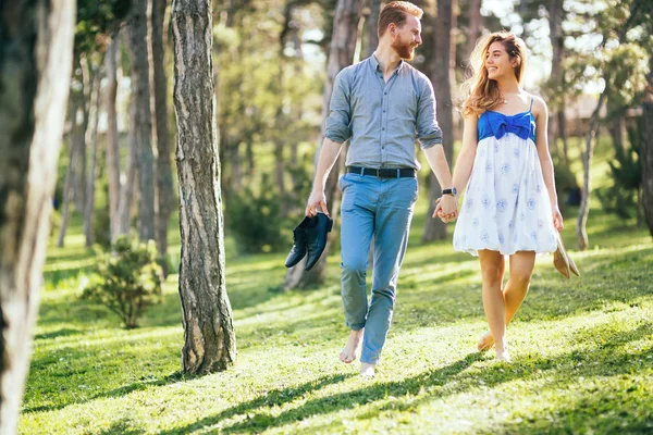 Paar Genieten Van Romantische Wandeling Natuur Barefoot — Stockfoto