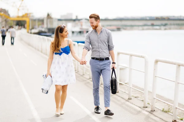 Bonito Casal Desfrutando Tempo Passado Juntos Livre — Fotografia de Stock