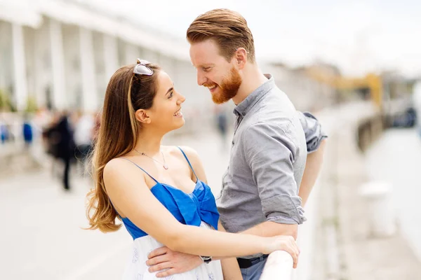 Verliebtes Paar Küsst Sich Freien — Stockfoto