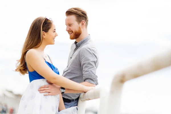 Casal Abraçando Seu Amor Passar Tempo Juntos — Fotografia de Stock