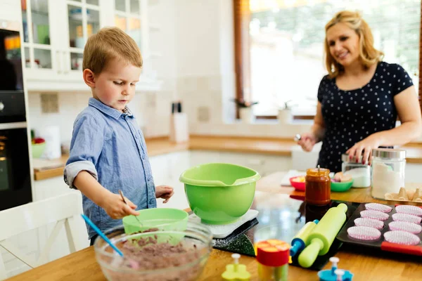 Ребенок Помогает Матери Готовить Кексы Кухне — стоковое фото