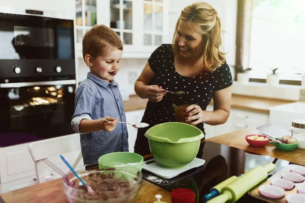Дитина Допомагає Мамі Готувати Кекси Кухні — стокове фото