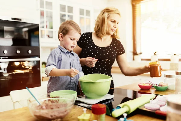 Παιδί Βοηθώντας Μητέρα Προετοιμασία Muffins Στην Κουζίνα — Φωτογραφία Αρχείου