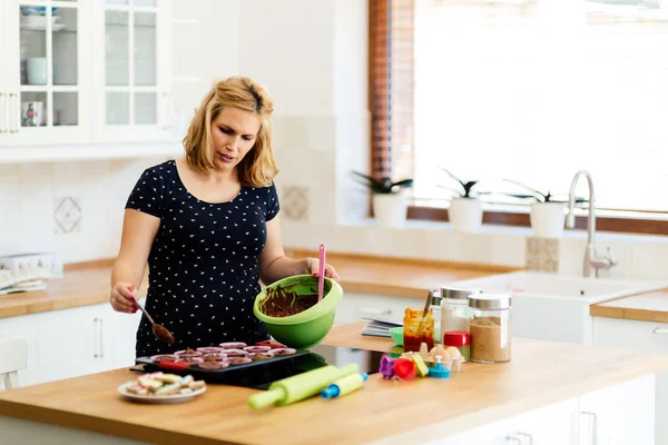 Krásná Těhotná Žena Pečení Muffinů Kuchyni — Stock fotografie