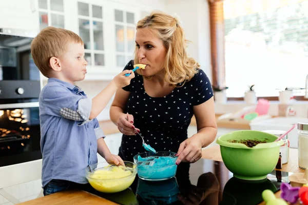 Dítě Pomáhá Matce Připravit Muffiny Kuchyni — Stock fotografie