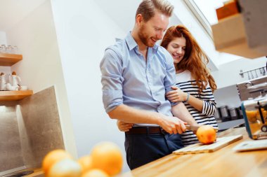 Çift mutfakta taze organik meyve suyu yapıyor.