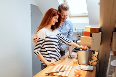 Karısı mutfakta yemek hazırlamak yardımcı koca