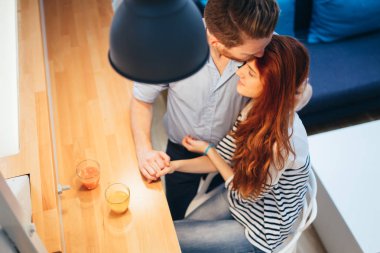 Güzel çift evlerinde sarılma aşık