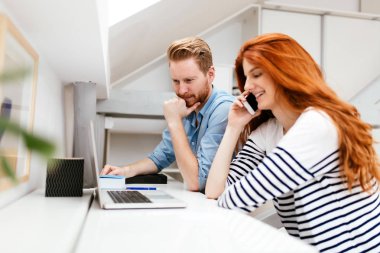 Office kadın arama ortağından onun yanında oturan arkadaşı ile