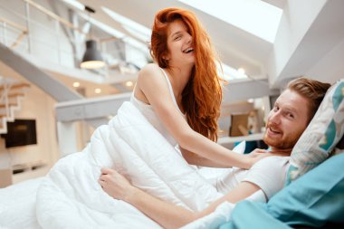 Yatakta yatarken ve tutkulu aşk Romantik Çift