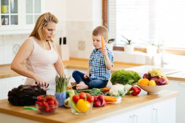 Anne ve çocuk yemek hazırlama